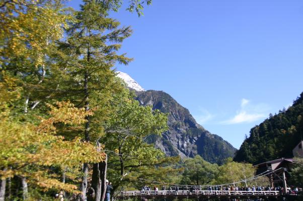 秋の上高地、河童橋と穂高連峰