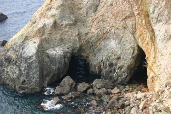 「黄金崎」の海喰による洞窟