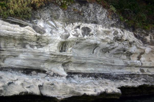 西伊豆の「堂ヶ島」、白い岩肌