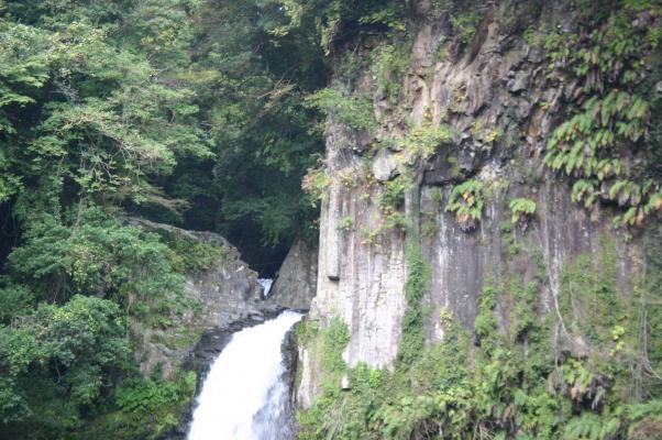 伊豆の河津大滝と岩壁/癒し憩い画像データベース