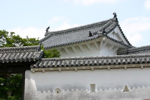 姫路城の荘重な白壁と屋根/癒し憩い画像データベース