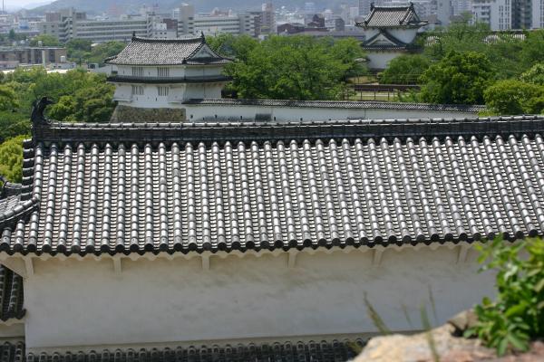 姫路城の荘重な屋根と白壁