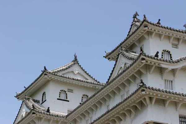 青空に映える姫路城の天守閣