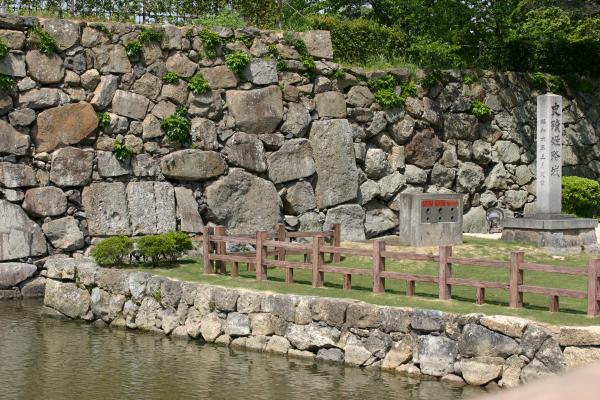 史蹟「姫路城」の石碑と石垣