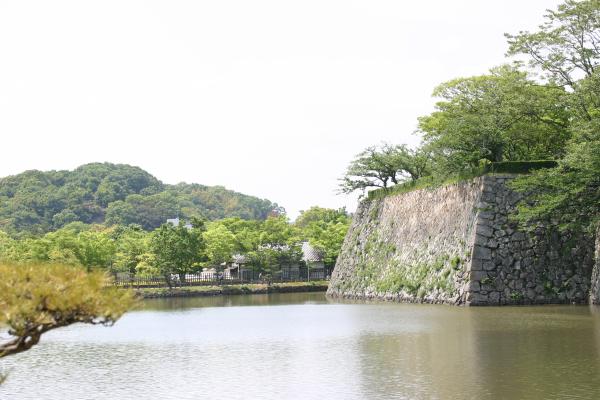 姫路城の濠と石垣