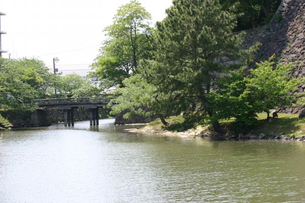松江城の石垣と堀