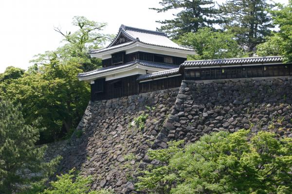 松江城の櫓と石垣