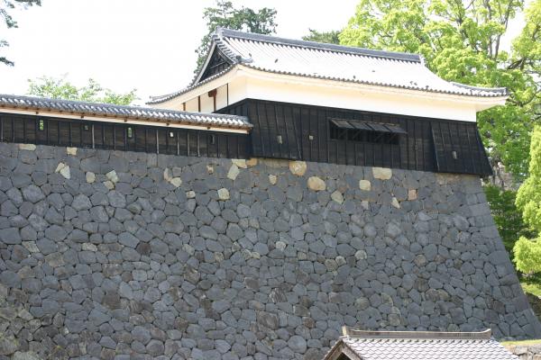松江城の高い石垣と櫓
