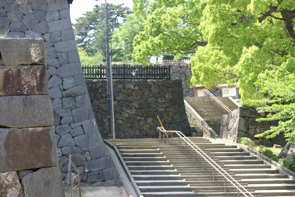 松江城、二の丸への石段と石垣
