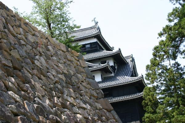 松江城の石垣と天守閣