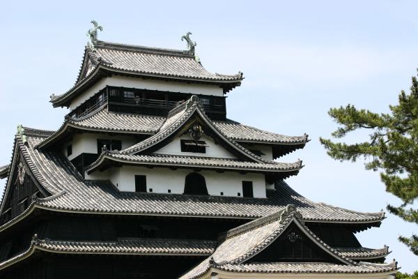 荘重な松江城の複合天守閣