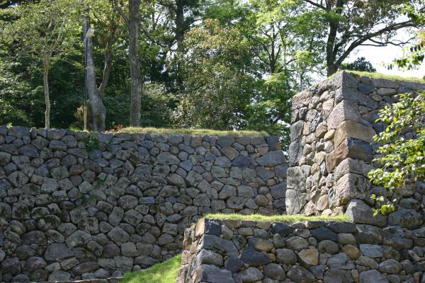 重なり合う松江城の石垣