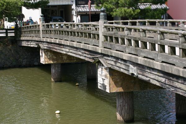 松江城の堀川に架かる宇賀橋