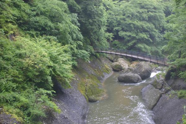 「袋田の滝」からの渓流に架かる橋