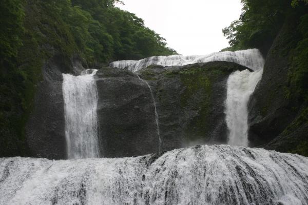 ４段に流れる「袋田の滝」