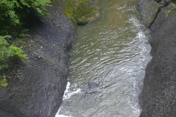 大岩壁を流れる滝からの渓流