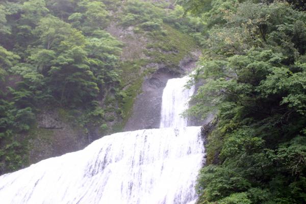 四段に流れる「袋田の滝」