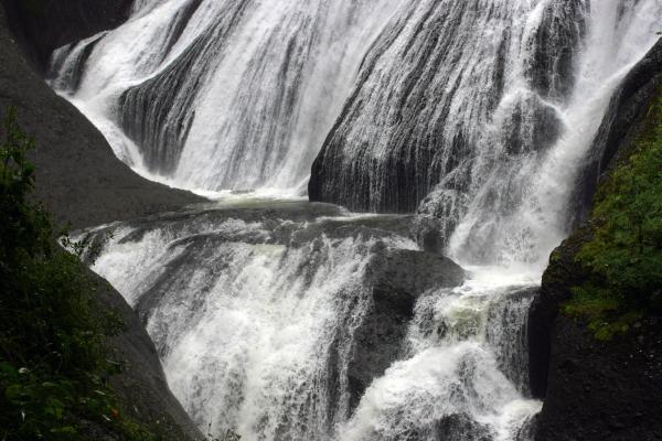 「袋田の滝」の瀑布