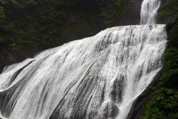 豪快に、優美に流れる「袋田の滝」