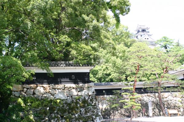 高知城の追手門に連なる石垣と渡櫓