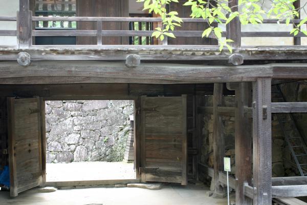 彦根城の太鼓門櫓と城門