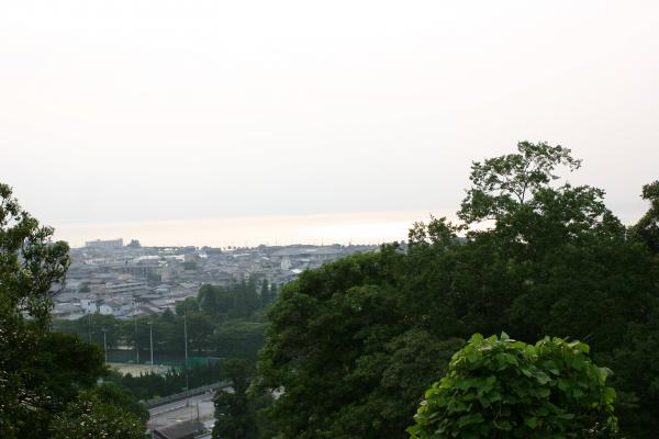 彦根城から見た霞む琵琶湖
