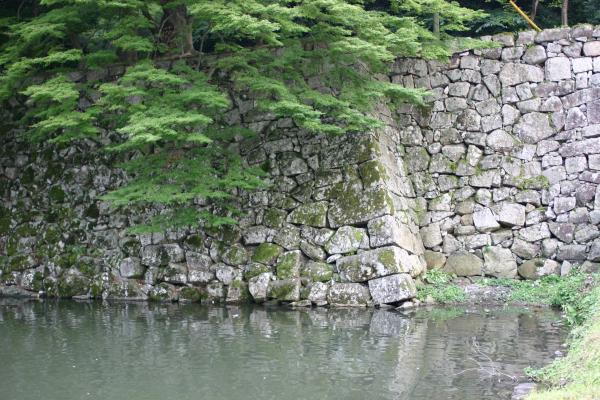 彦根城の黒門石垣と内濠