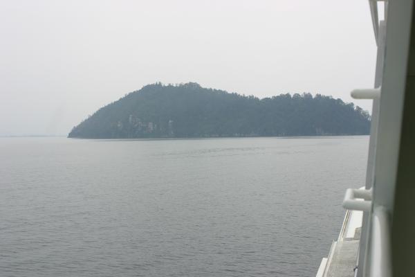 船から見た竹生島全景