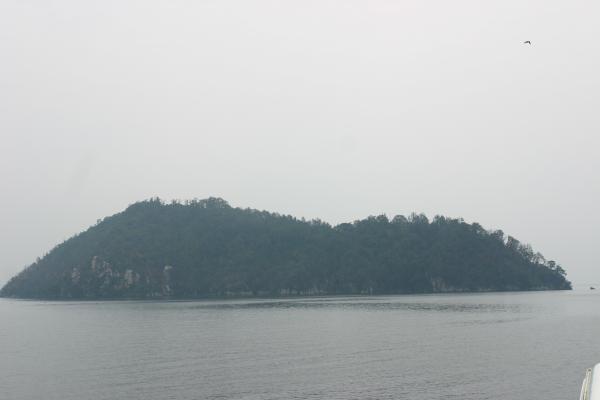 琵琶湖の竹生島全景