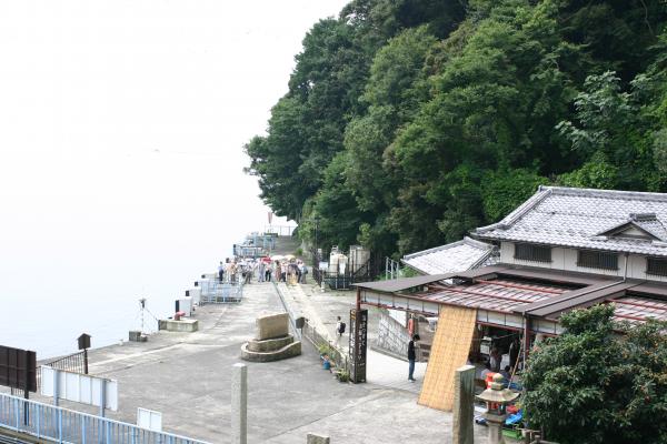 竹生島の小さな桟橋景色