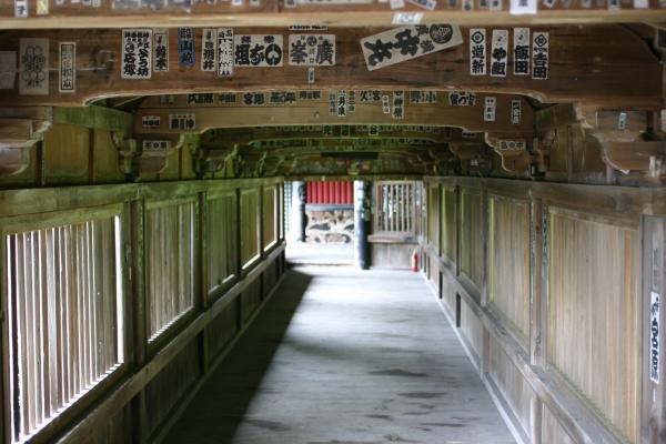 琵琶湖の宝厳寺舟廊下（重要文化財）