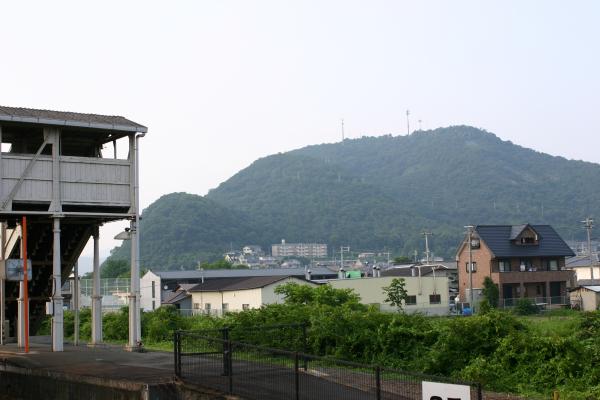 JR本竜野駅と鶏籠山