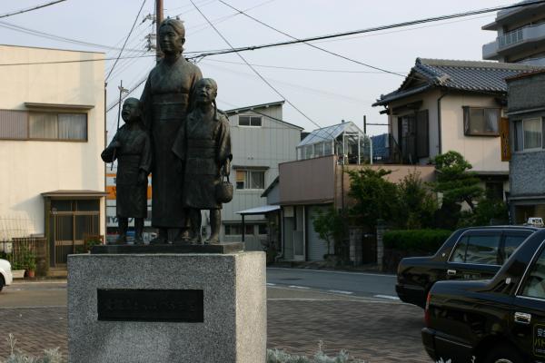 JR本竜野駅前に建つ「童謡」の母子像