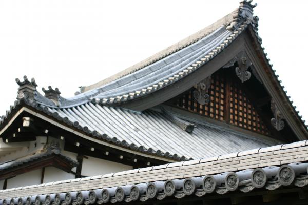 寺院の重厚な瓦屋根