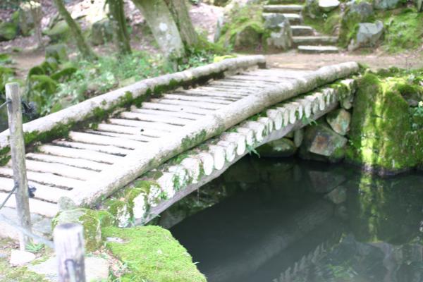 龍野の聚遠亭、心字池に架かる橋