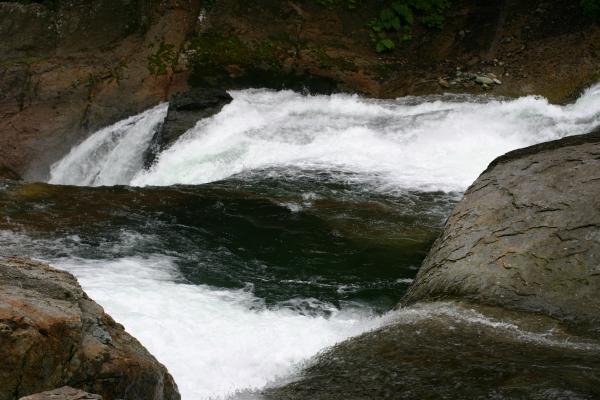 吹割渓谷の「鱒飛の滝」