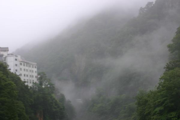 朝霧にかすむ老神温泉郷