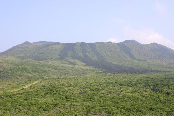 伊豆大島の三原山と溶岩流