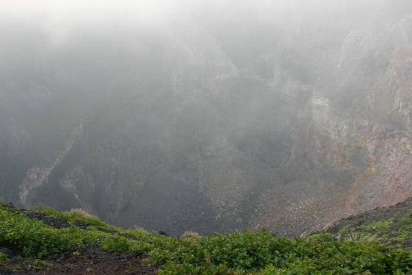 霧雲に覆われる三原山の火口