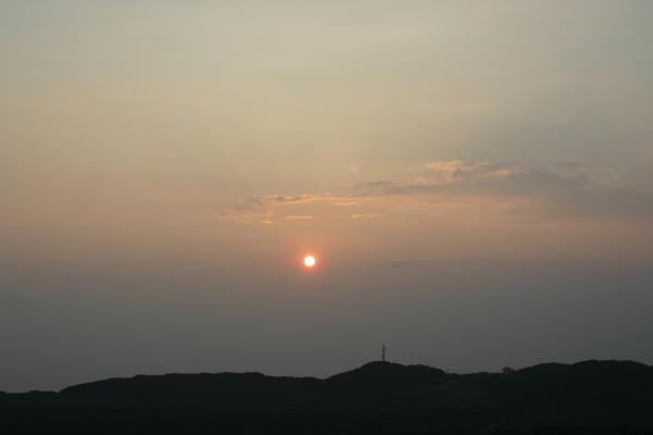 三原山の外輪山と沈み行く夕陽