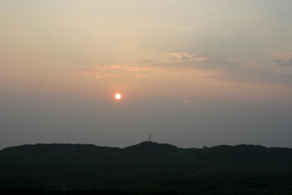 三原山の外輪山と沈み行く夕陽