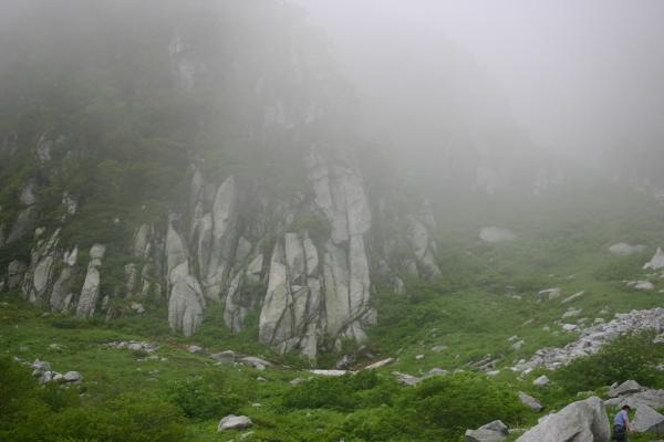 霧に煙る駒ヶ岳千畳敷カールの大岩壁面
