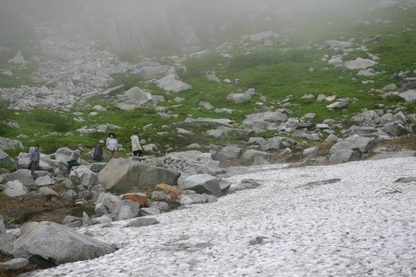 雪渓が残る夏の駒ヶ岳千畳敷カール