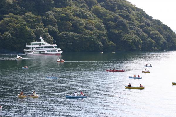 箱根の芦ノ湖と遊覧船