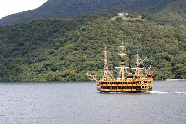 箱根芦ノ湖を行く海賊の遊覧船