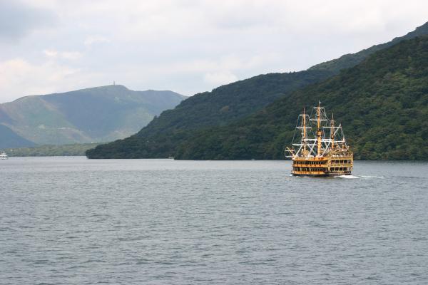 箱根の芦ノ湖を行く海賊遊覧船