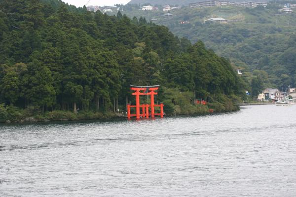 芦ノ湖に浮かぶ箱根神社の赤い鳥居