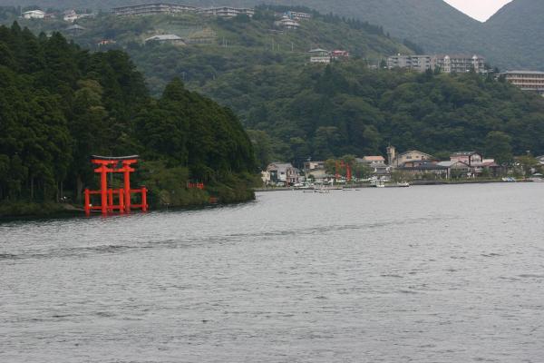 箱根神社の赤い鳥居と元箱根港