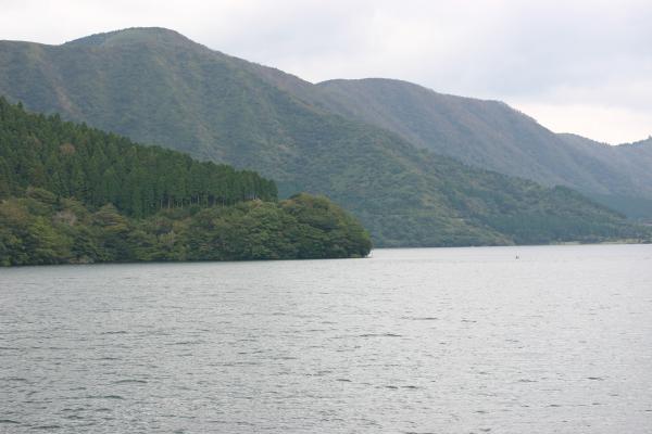 箱根の芦ノ湖と外輪の山々