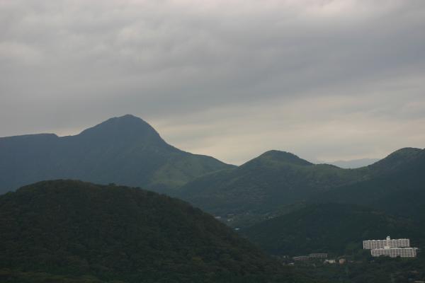 大涌谷から見た金時山（左）と矢倉岳（中央右）